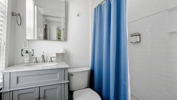 Regadera, secadora de cabello, toallas, shampoo