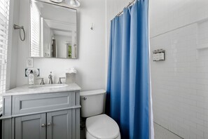 Douche, sèche-cheveux, serviettes fournies, shampoing