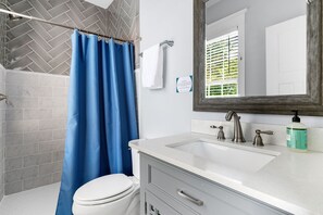 Shower, hair dryer, towels, shampoo - The Indigo Suite | 3BR 2BA Near King | Sleeps 6! (Charleston)