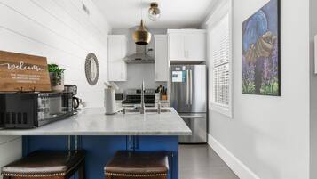 Een koelkast, een microgolfoven, een oven, een kookplaat