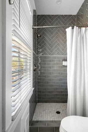 Shower, hair dryer, towels, shampoo - The Julep Suite 3BR 2BA Steps to King St (Charleston)