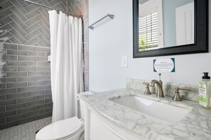 Dusche, Haartrockner, Handtücher, Shampoo