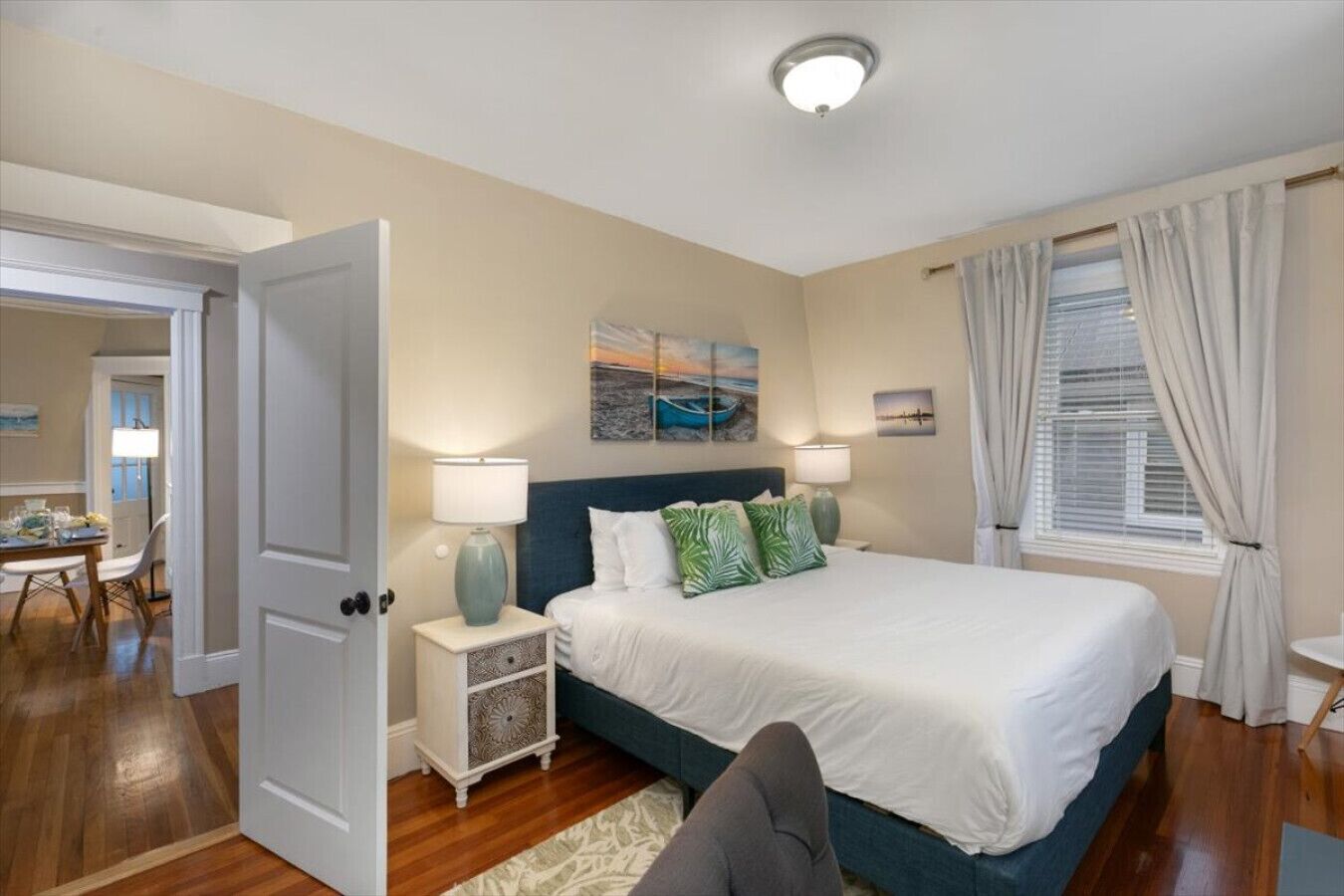 2 chambres, bureau, fer et planche à repasser, lit de bébé portatif