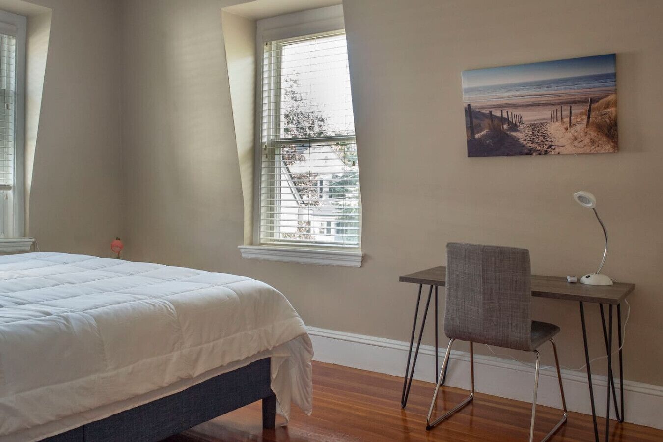 2 chambres, bureau, fer et planche à repasser, lit de bébé portatif