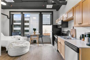 Fridge, microwave, oven, stovetop - Historic Studio w/ Lux Mattress Walk 2 Everything! (Spokane)