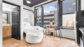 1 dormitorio, tabla de planchar con plancha, wifi y ropa de cama