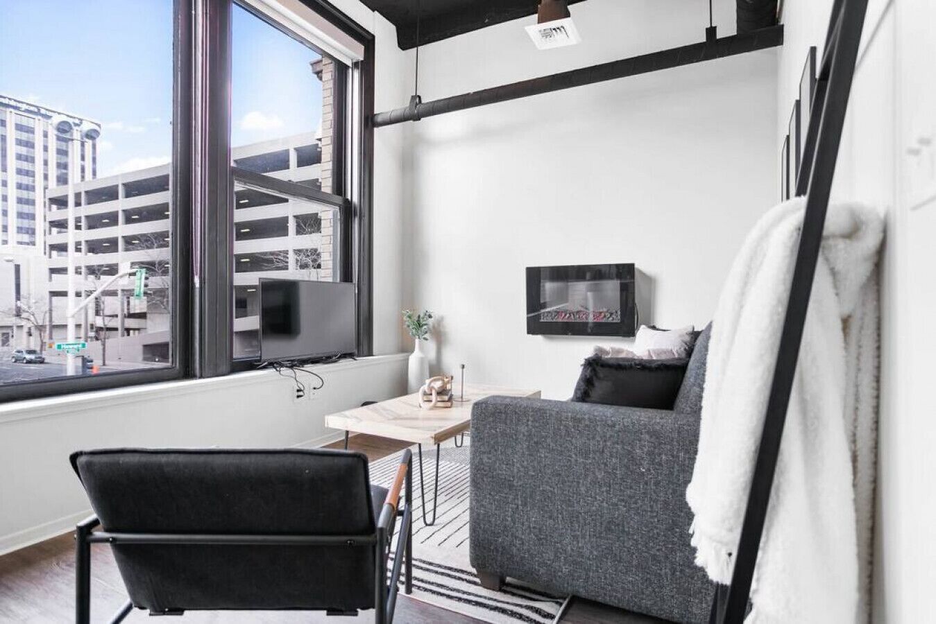 Een smart-tv en een open haard