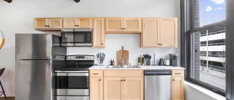 Réfrigérateur, micro-ondes, four, plaque de cuisson