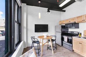Fridge, microwave, oven, stovetop - Clean Upscale Hideout Close to Everything + WiFi (Spokane)