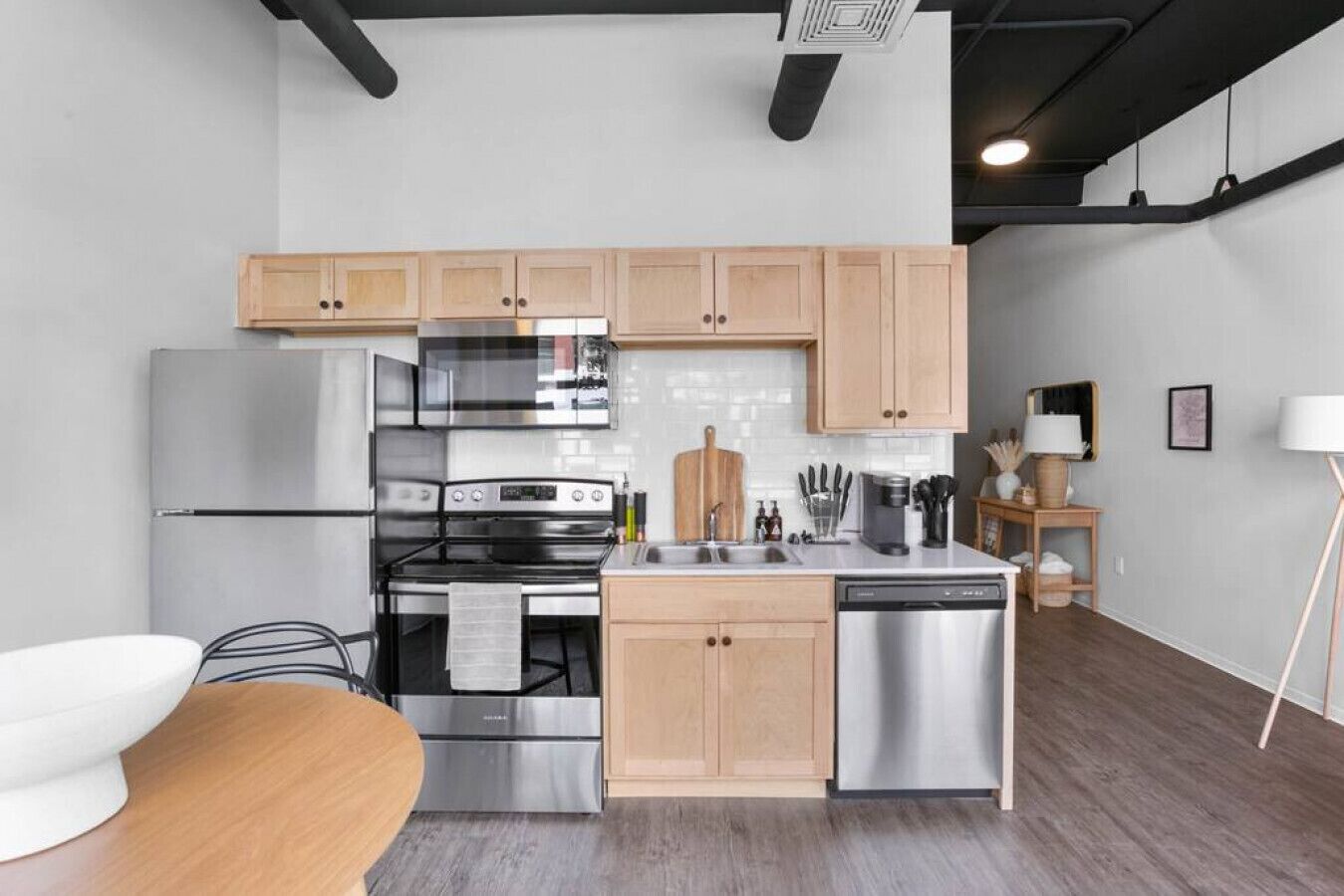 Frigorifero, microonde, forno, piano cottura