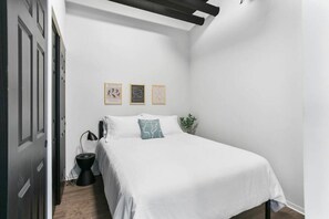 1 habitación, escritorio, tabla de planchar con plancha y wifi