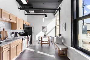 Réfrigérateur, four à micro-ondes, un four, surface de cuisson