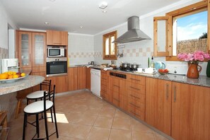 Een koelkast, een microgolfoven, een vaatwasser