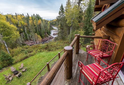 Tettegouche Lodge 8BR-6.5Bath & 32 acres of outdoors relaxation ON Baptism River