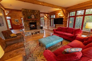 Fernseher, Kamin, Videospiele, DVD-Player