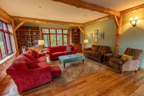 Fernseher, Kamin, Videospiele, DVD-Player