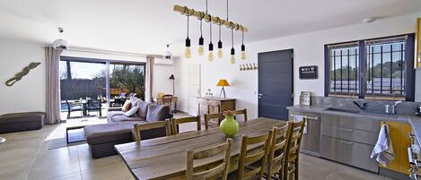 Télévision, table de tennis de table, espaces bureaux