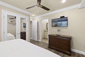 6 habitaciones, tabla de planchar con plancha y cuna de viaje 