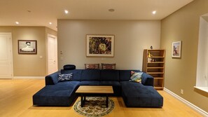 Smart TV, libros, estéreo, oficina