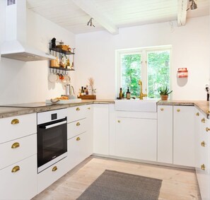 Frigorifero, forno, piano cottura, lavastoviglie