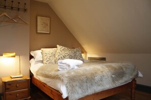 7 bedrooms, iron/ironing board, WiFi, bed sheets - Kent Family Farmhouse · 7 Bedrooms · Hot Tub (Golford)