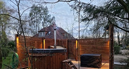 Tollgate Farm Kent: country house, grounds and hot tub
