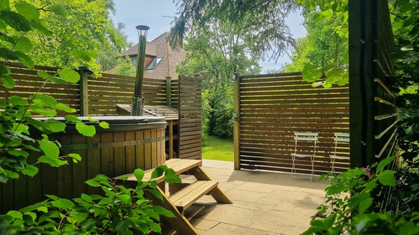 Terrace/patio - Seven bedroom country house with expansive garden & hot tub (Golford)