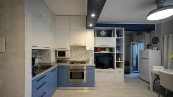 KĂŒhlschrank, Mikrowelle, Ofen, Herdplatte