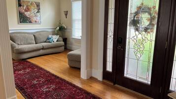 Älytelevisio, takka, DVD-soitin, kirjoja