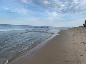På stranden och solstolar