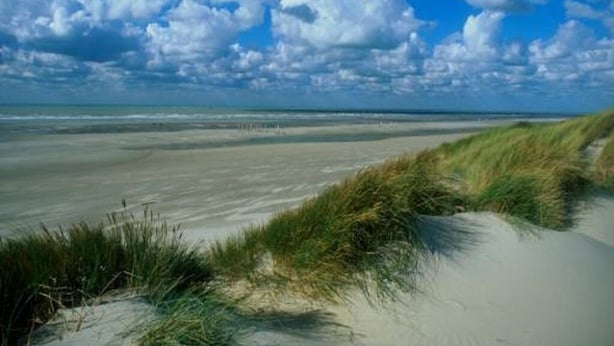 A beach with sand dunes and a clear sky. - Appartement Front de Mer Dans une Résidence de Prestige (NEUFCHATEL HARDELOT)