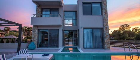 Utomhuspool och uppvärmd pool