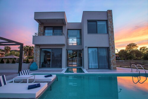 Ocean Private Villas - Villa Ithaca - private heated pool/jacuzzi/barbecue