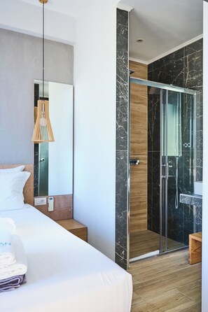 Dusche, Haartrockner, Handtücher, Seife