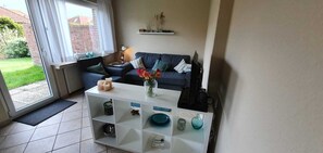 TV - Charming cottage "N° 11" with garden near the beach for 4 people (Wangerland)