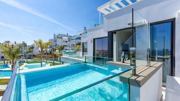 Een verwarmd zwembad