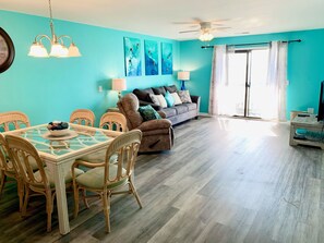 Een smart-tv, een dvd-speler en boeken