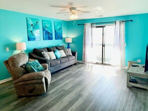 Een smart-tv, een dvd-speler en boeken