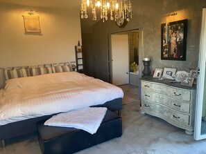5 chambres, fer et planche à repasser, accès au Wi-Fi (inclus)