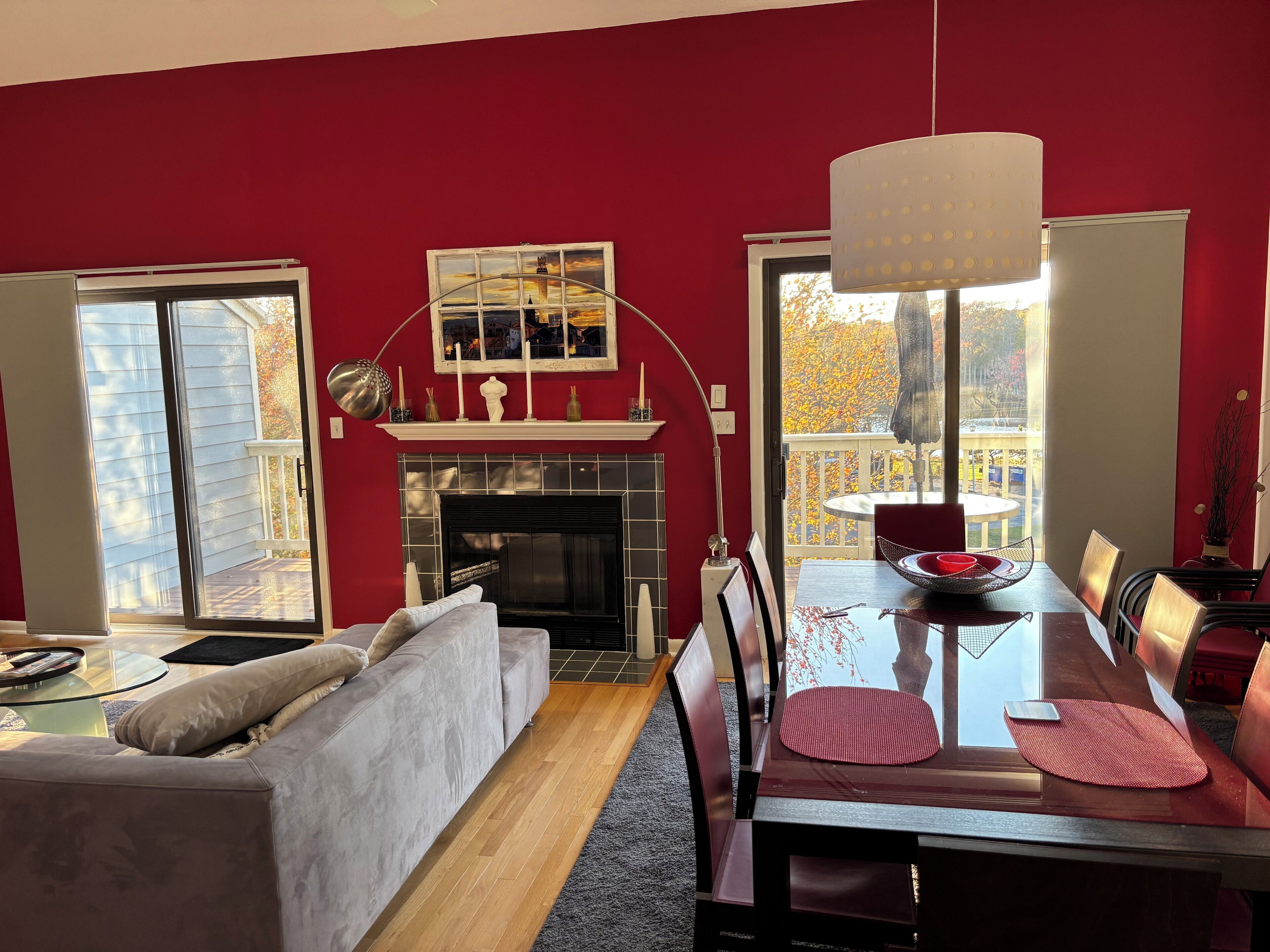 智能電視、壁爐、DVD 播放機