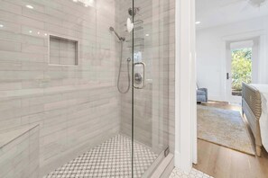 Bathtub, hair dryer, towels - Golf Cart｜4bed, 3.5 bath｜Luxury 30A Getaway! (Santa Rosa Beach)