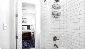 4 chambres, bureau, fer et planche à repasser, lit de bébé portatif