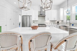 Fridge, microwave, oven, stovetop - Golf Cart｜4bed, 3.5 bath｜Luxury 30A Getaway! (Santa Rosa Beach)