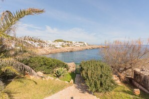 Property grounds - Villa für 6 Personen, Erste Meereslinie, Direkter Zugang zum Meer Über Felsen (Cala D'or)