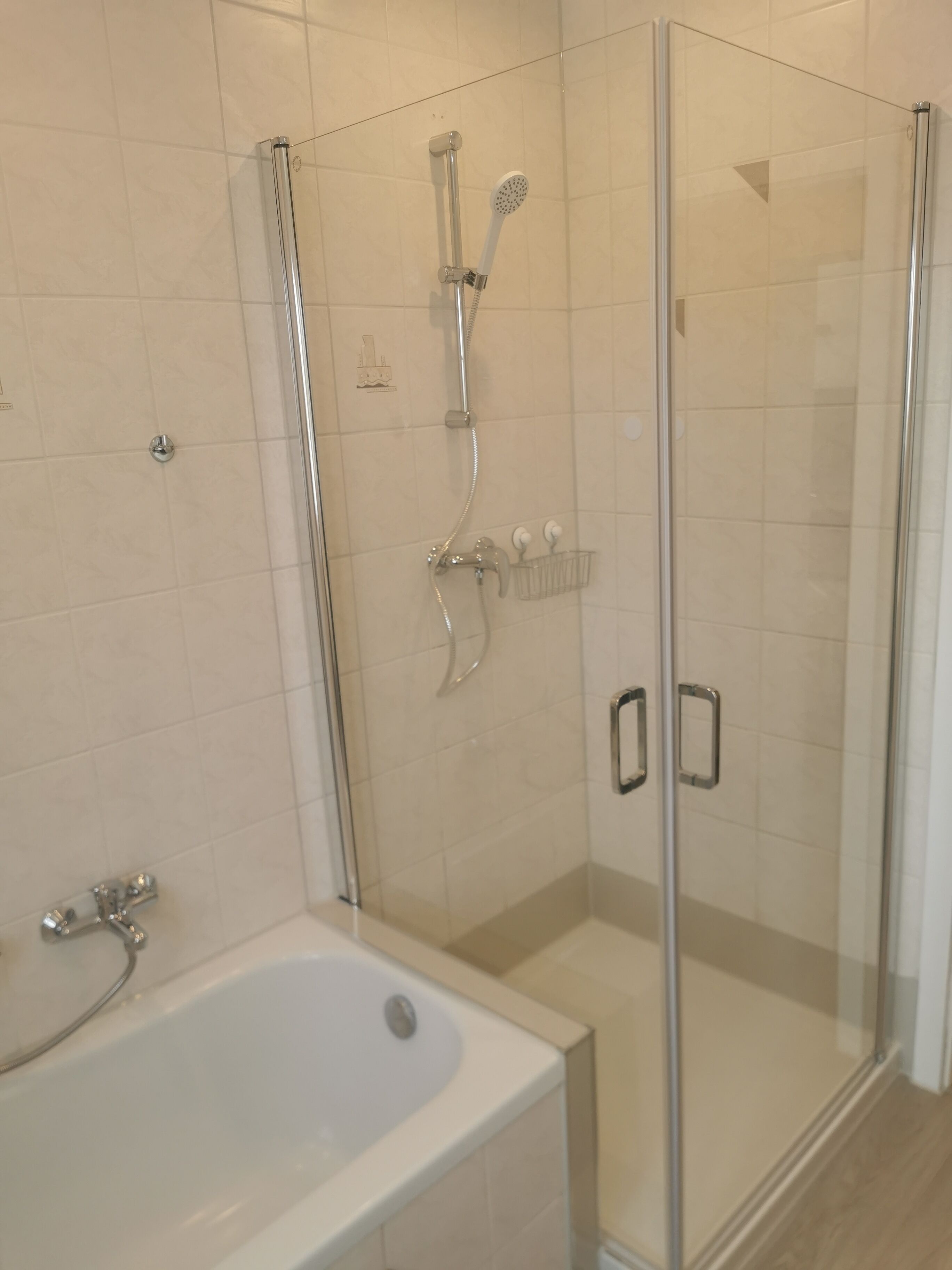 Badewanne, Handtücher, Toilettenpapier