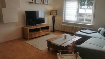 Ălytelevisio, videopelikonsoli, pöytĂ€jalkapallopöytĂ€, pöytĂ€tennispöytĂ€