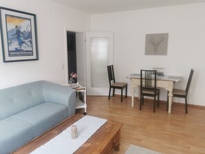 Een smart-tv, een videogameconsole, tafelvoetbal en een tafeltennistafel