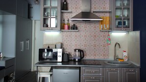 ห้องพัก | ครัวส่วนตัว | เครื่องชงกาแฟ/ชา, ตู้เย็น, ไมโครเวฟ, กาต้มน้ำไฟฟ้า