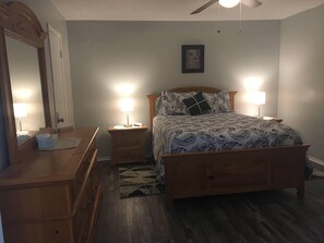 1 bedroom, desk, iron/ironing board, free WiFi - Cozy Modern 1 Bed 1 Bath next to Park! (Van)