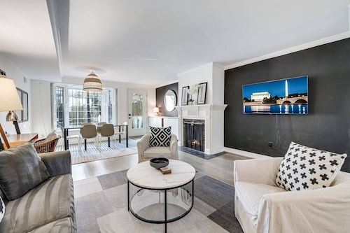 Steps to GWU-Georgetown-Nat'l Mall | Free Parking